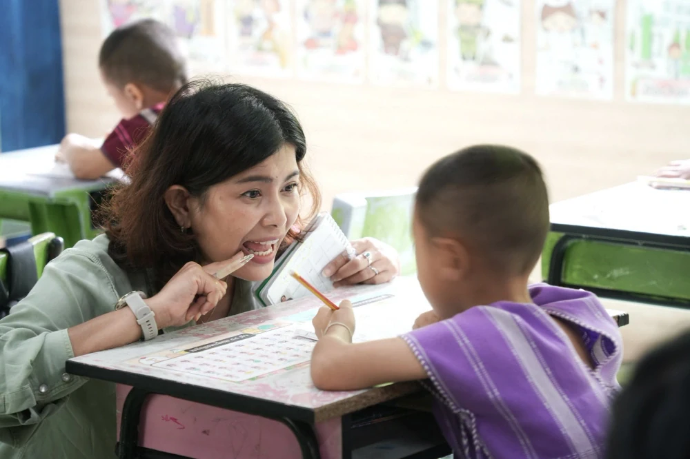 ติดตามนิเทศการสอนคุณครู ให้คำแนะนำ พร้อมช่วยแก้ไขปัญหาการอ่านเขียน ผ่านโครงการ "อ่านเขียนเรียนสนุก ปั้นเด็กจิ๋วเป็นเด็กแจ๋ว"