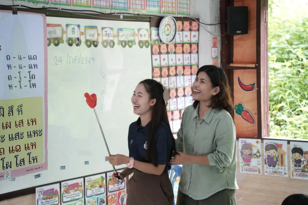 ติดตามนิเทศการสอนคุณครู ให้คำแนะนำ พร้อมช่วยแก้ไขปัญหาการอ่านเขียน ผ่านโครงการ "อ่านเขียนเรียนสนุก ปั้นเด็กจิ๋วเป็นเด็กแจ๋ว"
