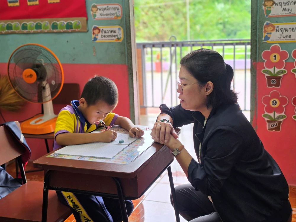 ติดตามนิเทศการสอนคุณครู ให้คำแนะนำ พร้อมช่วยแก้ไขปัญหาการอ่านเขียน ผ่านโครงการ "อ่านเขียนเรียนสนุก ปั้นเด็กจิ๋วเป็นเด็กแจ๋ว"