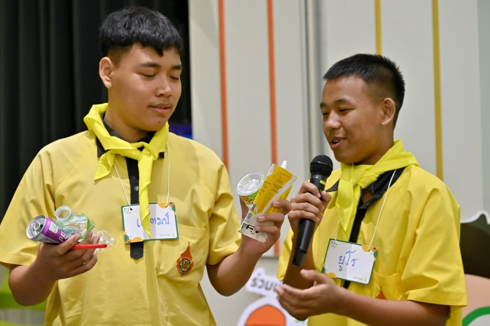 มูลนิธิใบไม้ปันสุข และกลุ่มบริษัทบางจาก ร่วมขับเคลื่อนเศรษฐกิจหมุนเวียน ผ่านเครือข่าย “สถานี Fry to Fly” รวบรวมน้ำมันปรุงอาหารปรุงอาหารใช้แล้ว เพื่อผลิตเป็นน้ำมันเชื้อเพลิงอากาศยานยั่งยืน (SAF)